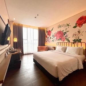 Spring Deluxe Room King bed