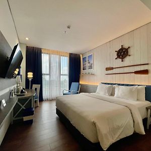 Summer Deluxe Room King bed